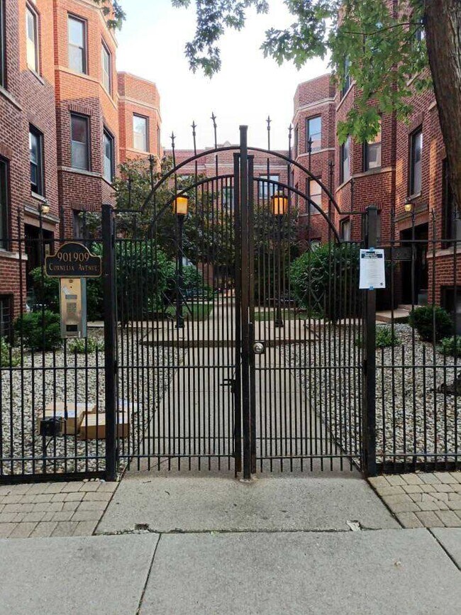 Building Photo - 905 W Cornelia Ave