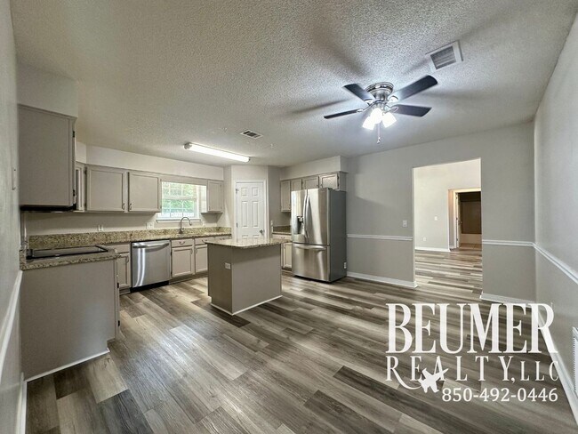 Foto del edificio - Home nestled in in W. Pensacola minutes fr...