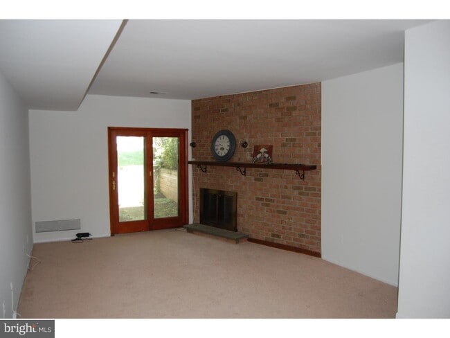 Building Photo - 2027 Valley Dr