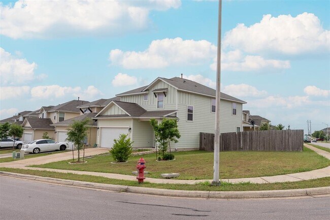 Foto del edificio - 369 Twisted Oaks Ln