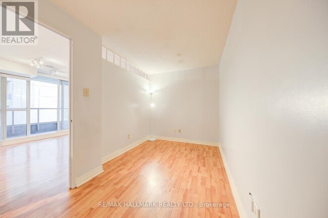 Building Photo - 736 Bay St.