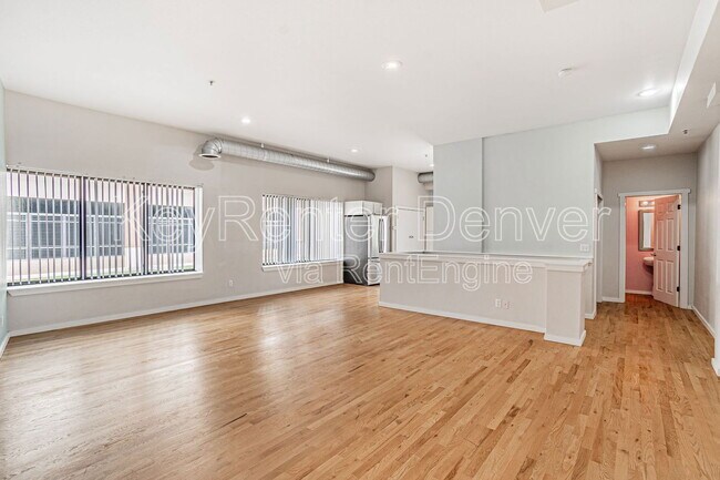 Foto del edificio - 70 W 6th Ave