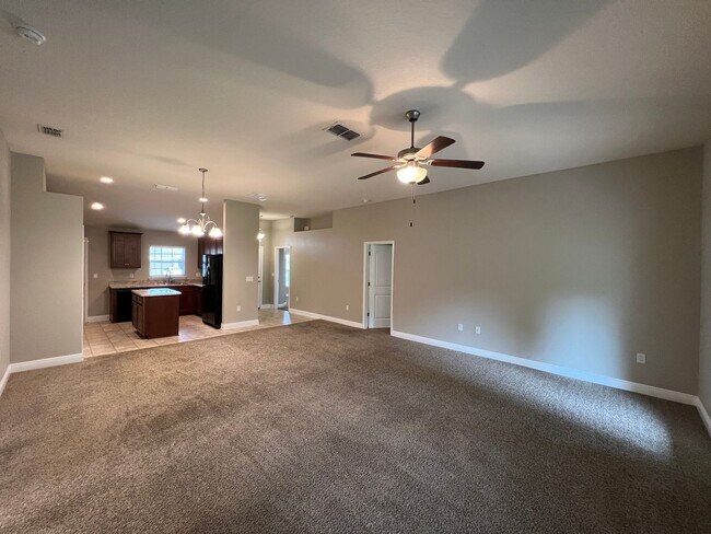 Foto del edificio - Amazing, 4 Bedroom, 2 Bathroom Home in Fru...
