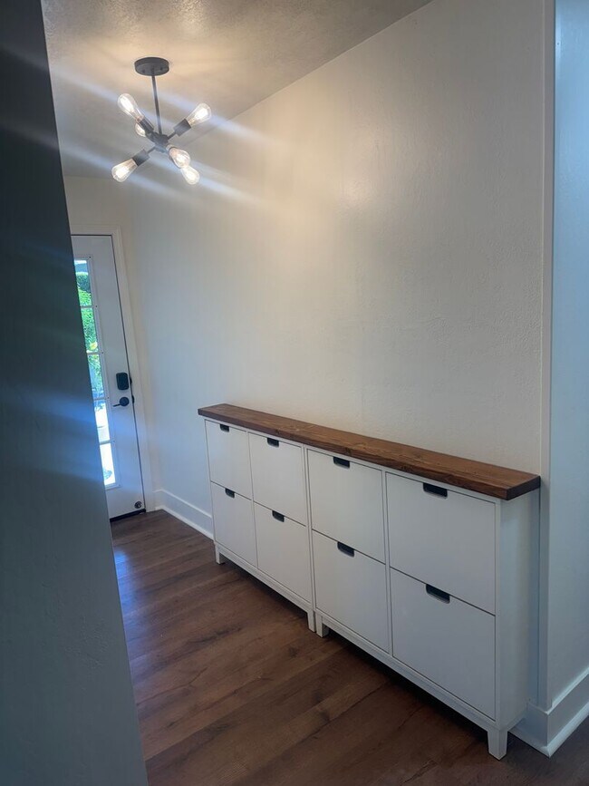 Foto del edificio - NEWLY REMODELED 3 BED/2 BATH HOME IN REDDING