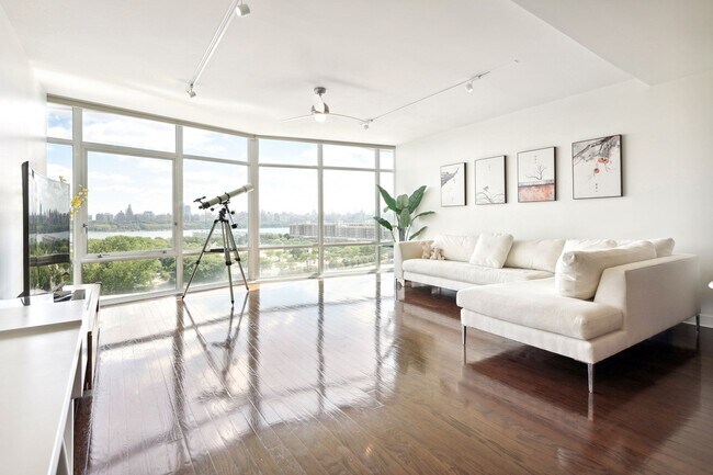 Foto del edificio - 100 Thompson Ln