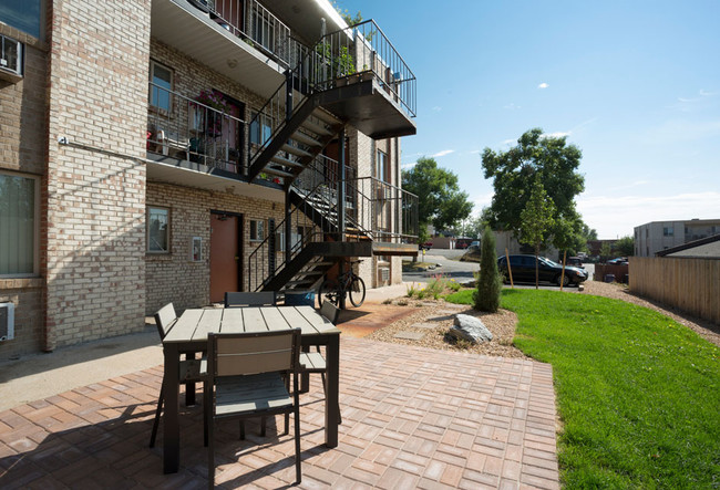 Building Photo - Light Rail West Apartments