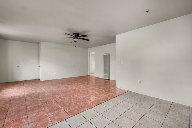 Foto del edificio - 5231 Huntington Dr N