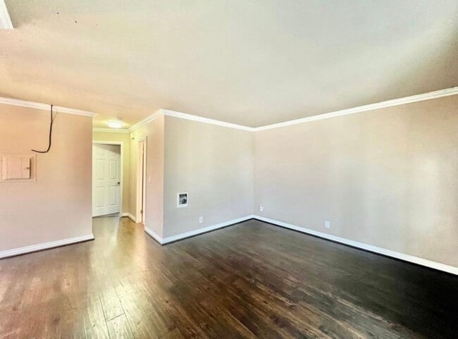 Building Photo - 615 9th St