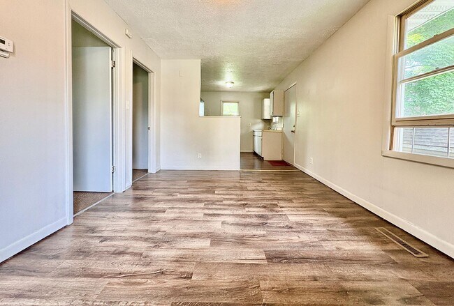 Building Photo - 1335 E Dubail Ave