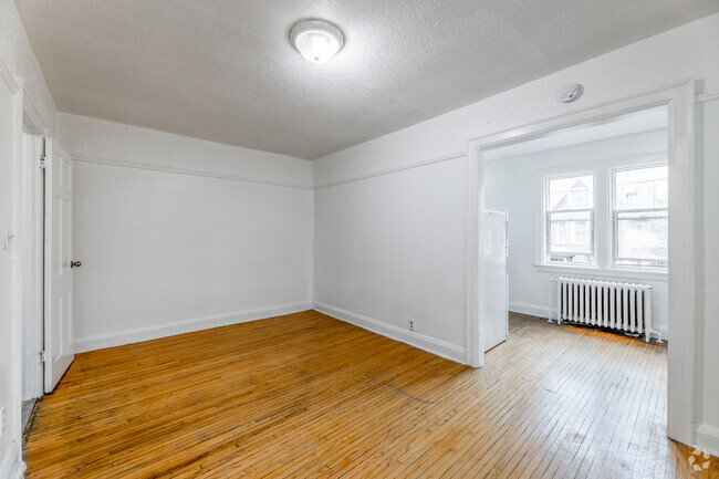 Large Bachelor - Living Room/Dining Room - Bold Street Apartments