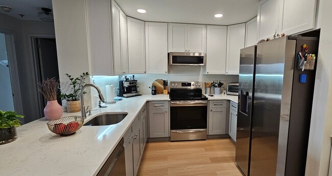 Building Photo - 1 Carriage City Plz