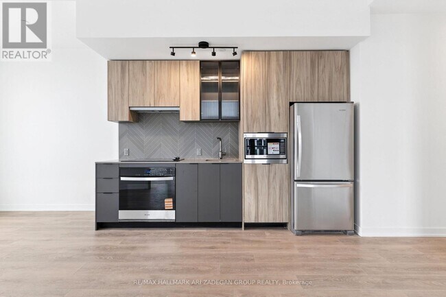 Photo du bâtiment - 1037 The Queensway