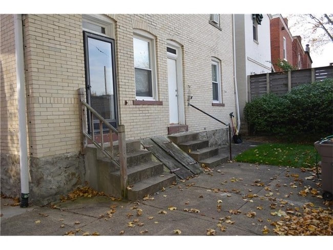 Building Photo - 706 S Linden Ave