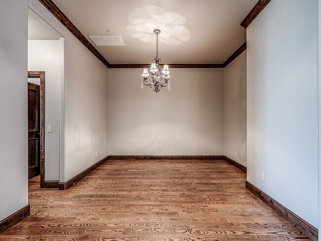 Foto del edificio - Luxury Townhome in Edmond + Near Rose Cree...