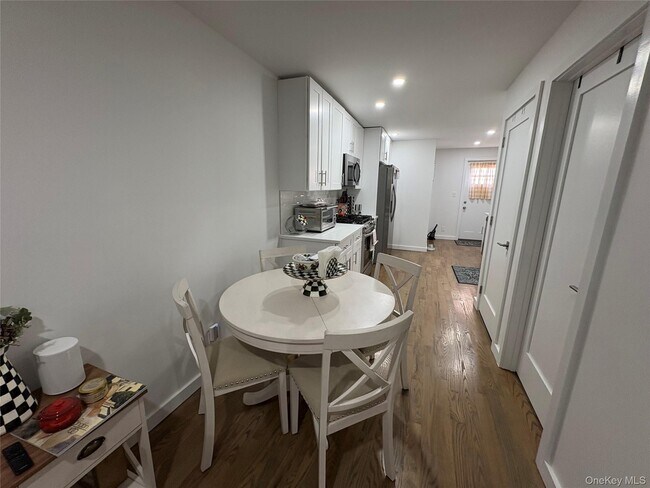 Foto del edificio - 46 Maxwell Ave