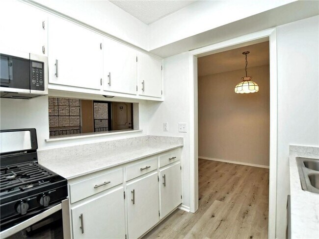 Foto del edificio - 2425 Ashdale Dr