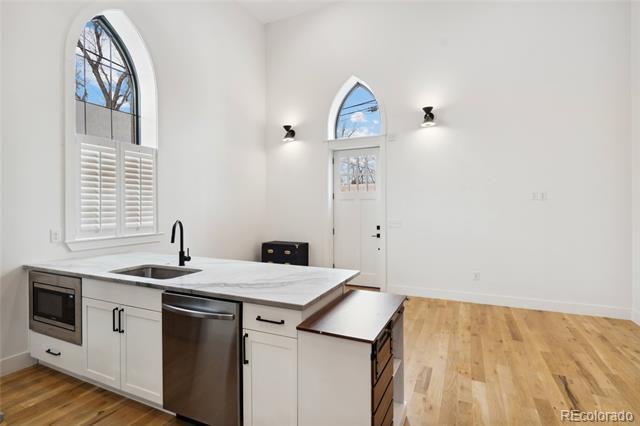 Building Photo - 475 Galapago St