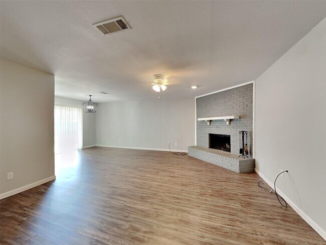 Foto del edificio - 3 BR/2BA | Renovated Single Family Home | 2-car garage | Fenced backyard
