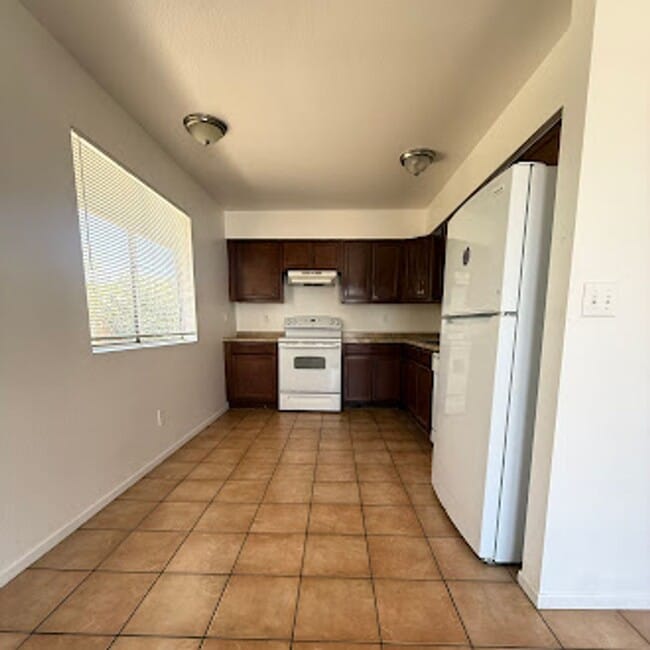 Building Photo - 2 BR/1BA | Newly Renovated Unit  | Private Entry| Large Yard !