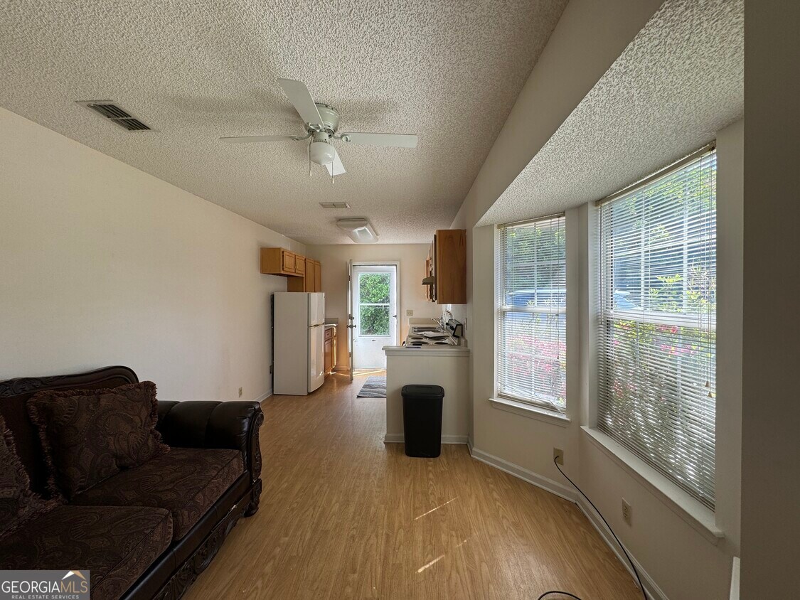 Primary Photo - 110 Lake Crest Dr