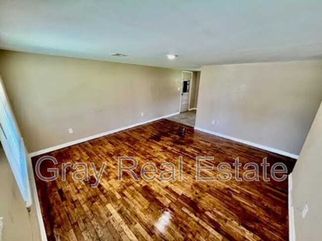 Building Photo - 420 North Mayfair Way