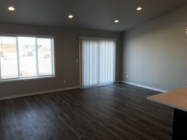 Building Photo - 4 bed 3 bath