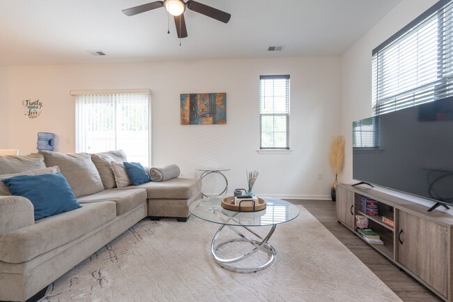 Building Photo - BEAUTIFUL Short Term Rental in the desired...