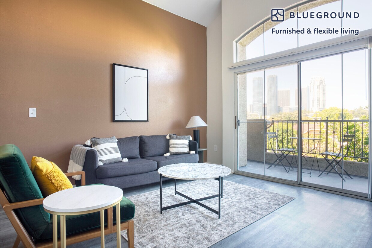 Foto principal - 2201 S Beverly Glen Blvd