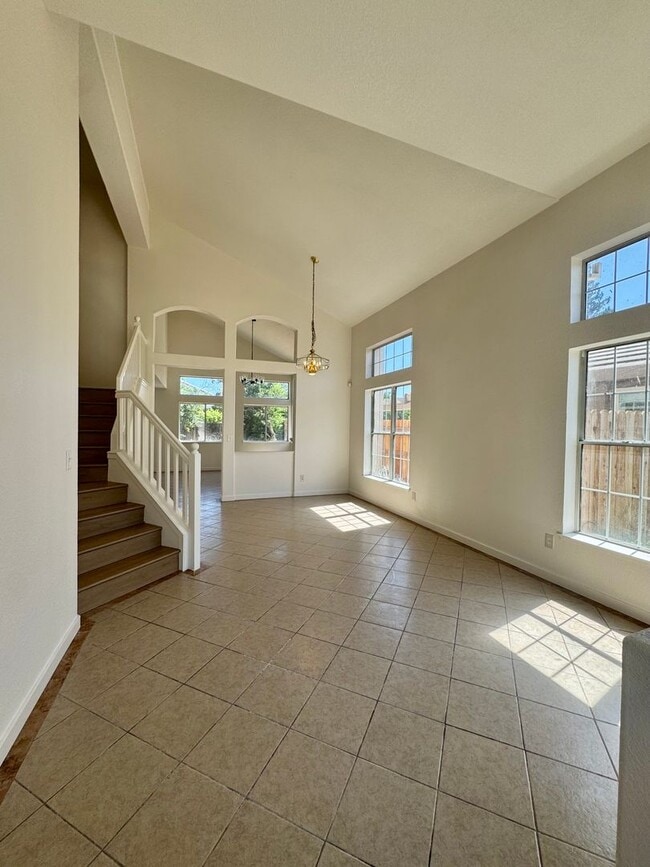 Building Photo - Great Location! 4BD and 2.5BA recently rem...