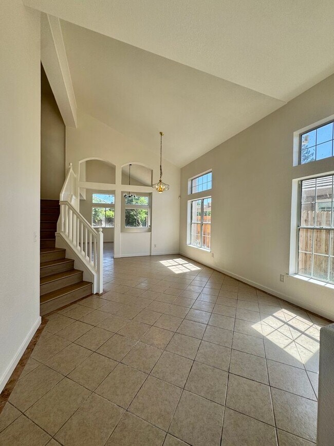 Foto del edificio - Great Location! 4BD and 2.5BA recently rem...
