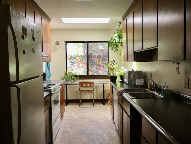 Building Photo - Townhome
