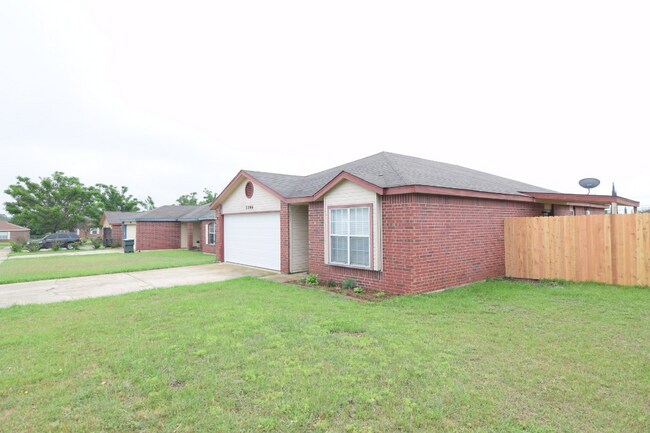 Building Photo - 3306 Woodlake Dr