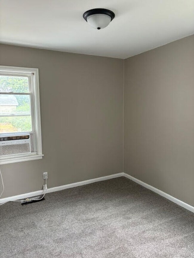 Building Photo - 3 Bedroom House in St. Cloud!