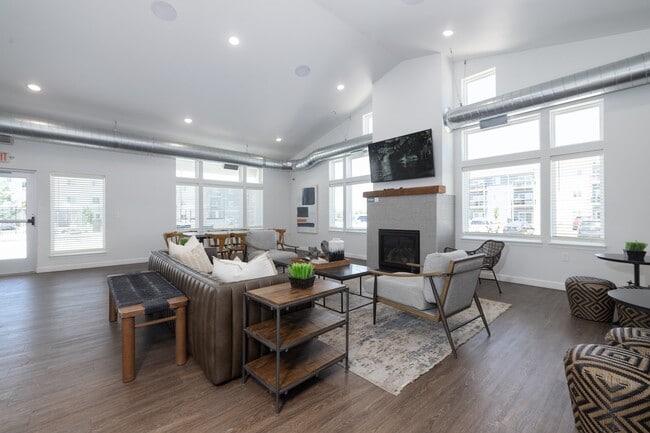 Building Photo - Lux North