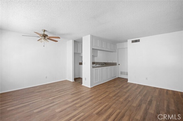 Foto del edificio - 6716 Sylmar Ave
