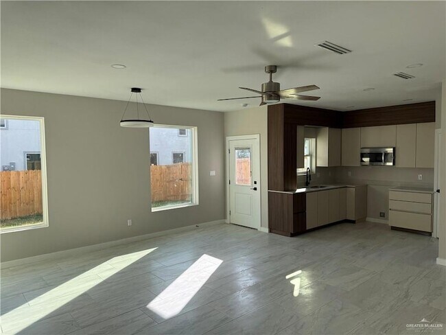 Building Photo - 2206 Corales St