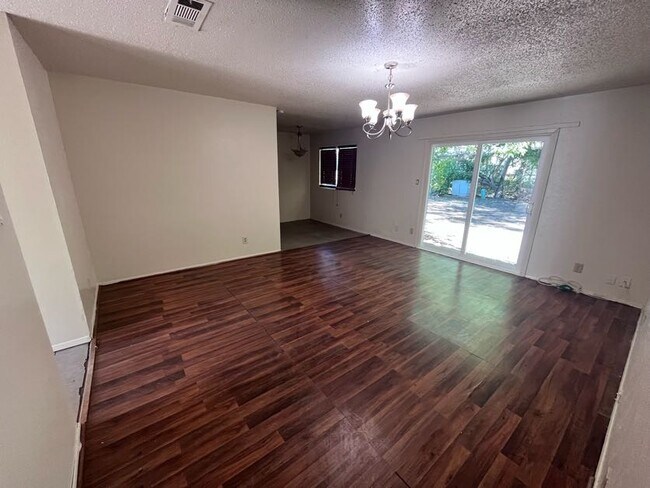 Foto del edificio - 4406 Dovewood Dr
