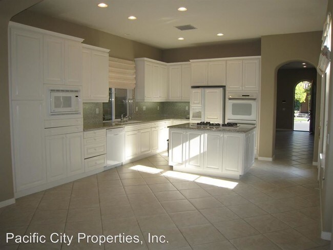 Building Photo - 3 br, 2.5 bath House - 5 Marysville