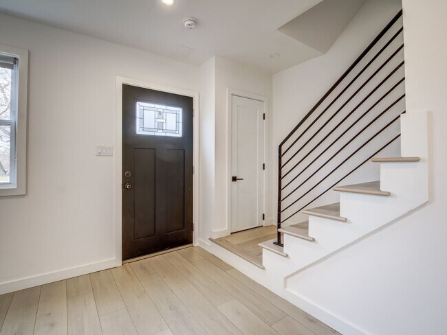 Building Photo - Renovated 3bd 2.5ba available now!