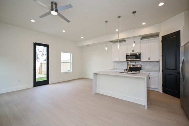 Building Photo - 3839 Noah St