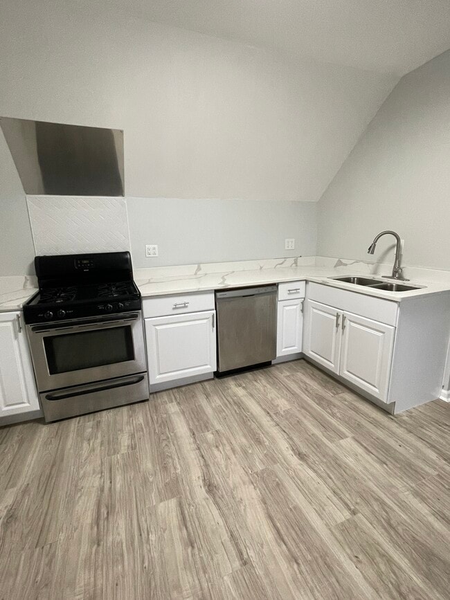 Building Photo - 5858 W Dakin St