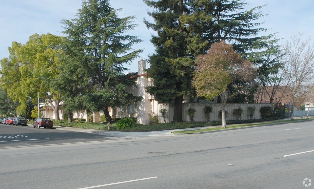 Building Photo - Towle Apartments