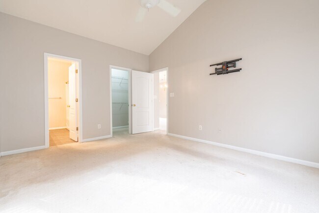 Foto del edificio - MOVE IN READY Townhome in the Heart of Suf...