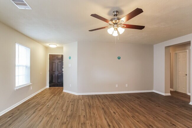Foto del edificio - 8138 Sanders Glen Ln