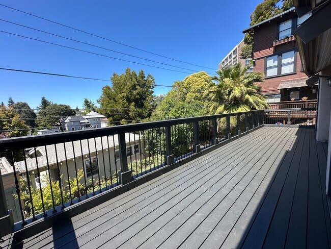 Foto del edificio - Modern 2-Bedroom Oasis with Expansive Deck...