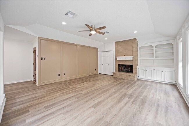 Foto del edificio - 14143 Hillvale Dr