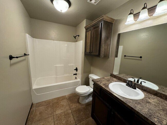 Foto del edificio - 3 bed 2 bath duplex in Chickasha! Ready fo...
