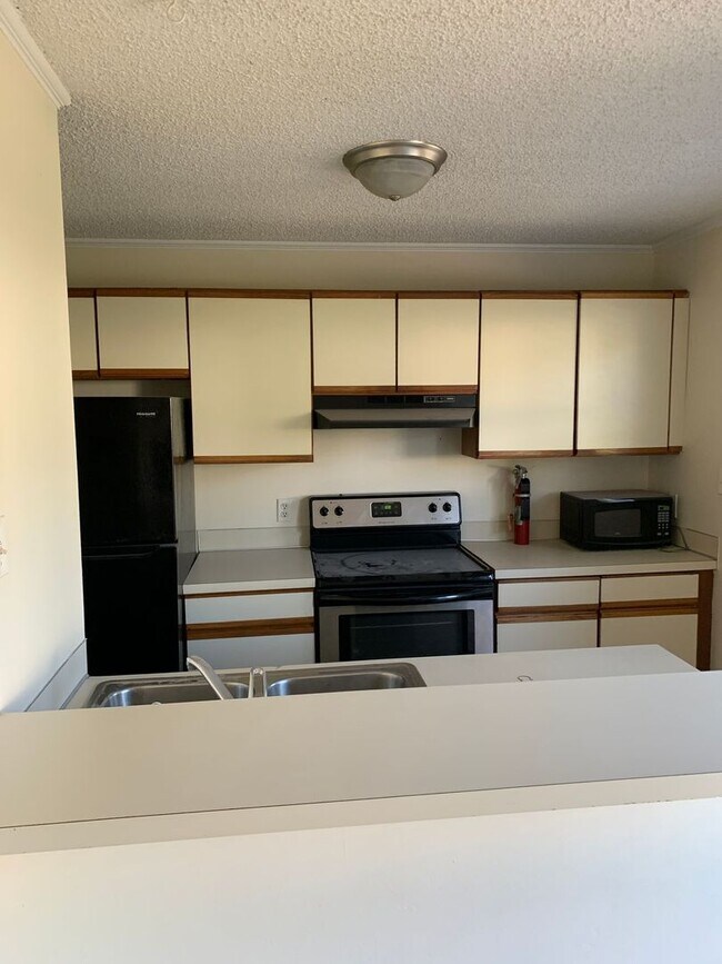 Building Photo - 2-Bedroom, 1.5-Bath town house