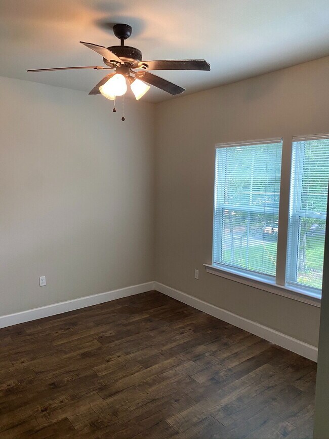 Foto del edificio - Now Leasing! Spacious 6-Bedroom, 6.5-Bathroom student house just minutes from campus. Only $725/m...