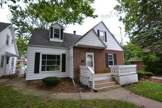 Building Photo - 719 Cowles Ave